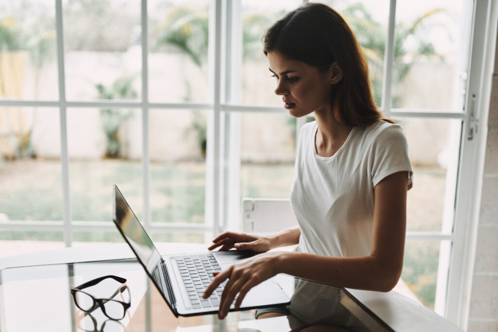 escritora autónoma trabajando desde casa. Escritura freelance.